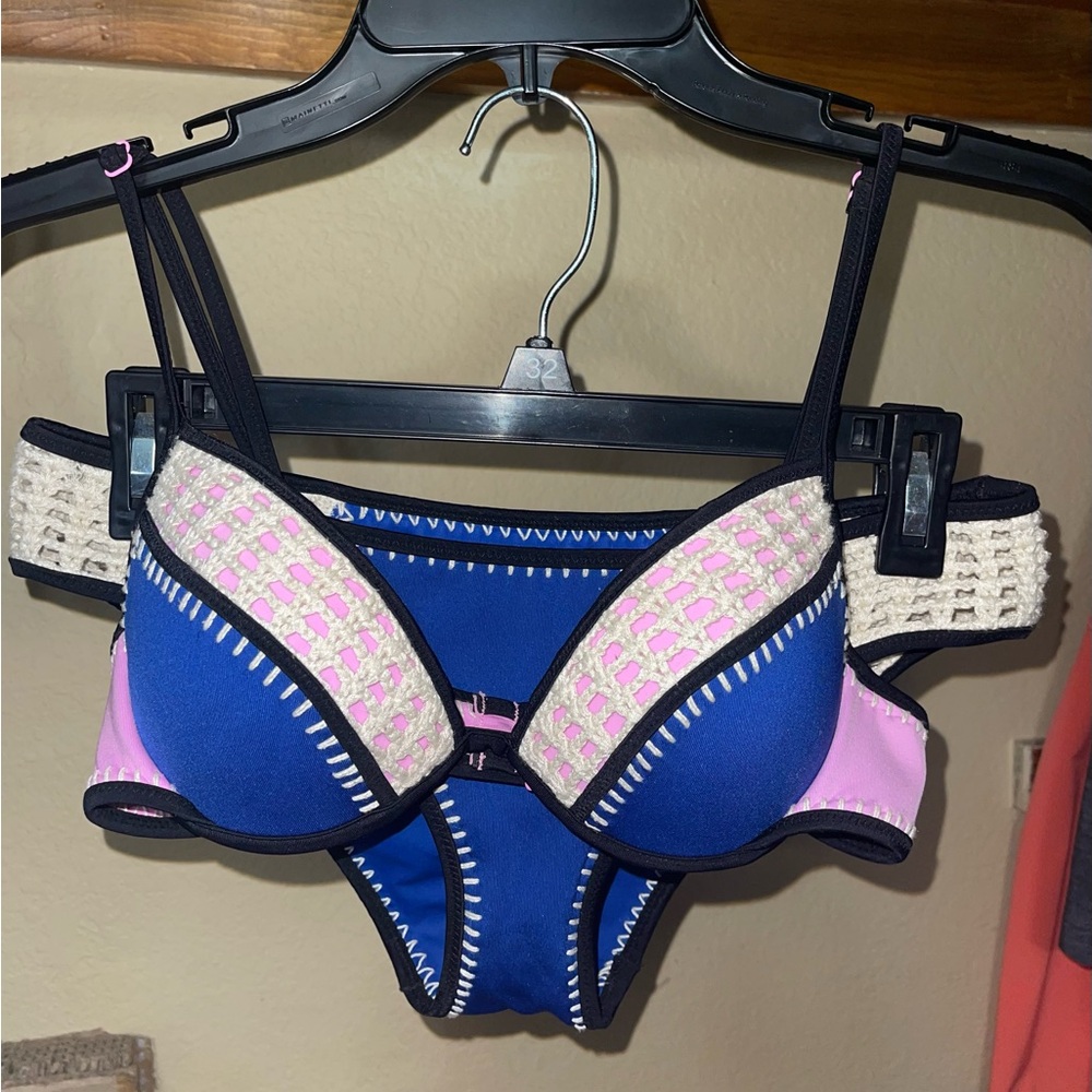 Victoria Secret Small Bikini Set
Top is a 34A & bottoms are a size small
